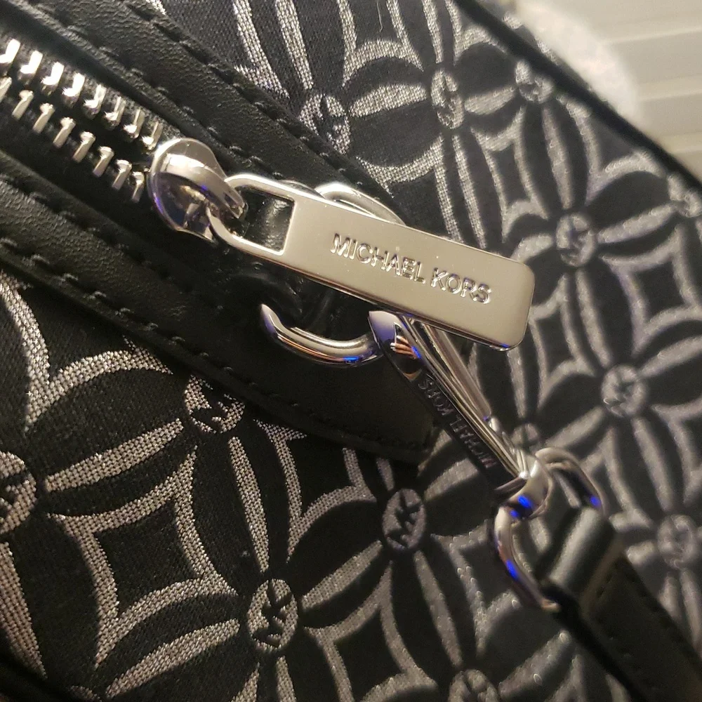 SOLD michael Kors Glitter Jet Set Crossbody - Picture 8 of 9